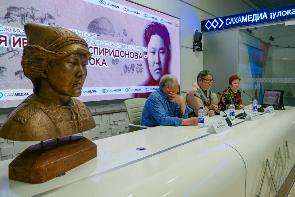 В Якутске представили бюст основоположника юкагирской литературы Тэки Одулока